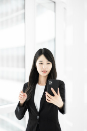 一位年轻自信的商务人士