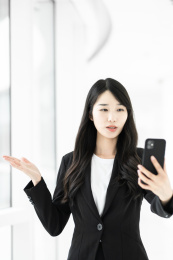 一位年轻自信的商务人士