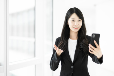 一位年轻自信的商务人士
