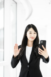 一位年轻自信的商务人士