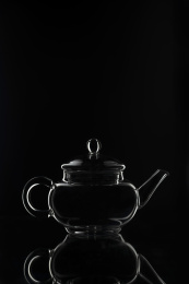 玻璃茶壶玻璃茶杯特写黑色背景