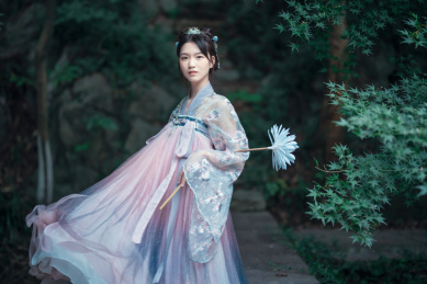 身着汉服的漂亮女子翩翩起舞