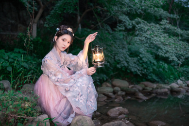 身着汉服的漂亮女子蹲在水边