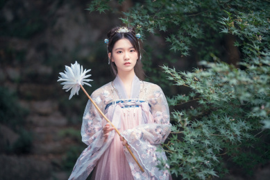 身着汉服的漂亮女子半身人像