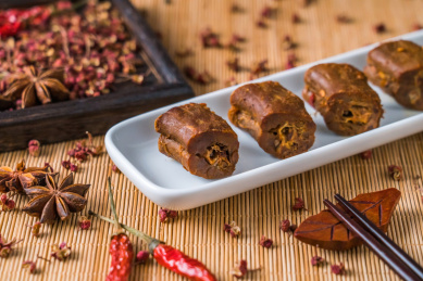 放在长碟里的武汉传统小吃卤鸭脖