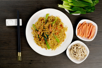 放在盘子中的火腿炒面