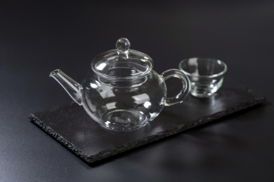 仿古玻璃茶壶玻璃茶杯特写黑色背景