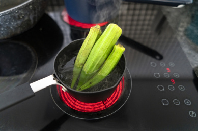 黑色锅具中的秋葵焯水