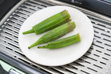 不锈钢蒸格白色盘中秋葵