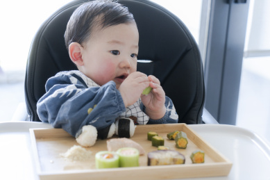 宝宝享受秋葵星星蛋与饭团辅食