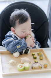 宝宝享受秋葵星星蛋与饭团辅食