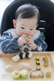 宝宝享受秋葵星星蛋与饭团辅食