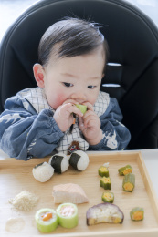 宝宝享受秋葵星星蛋与饭团辅食