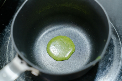 黑色不粘锅中的菠菜煎饼