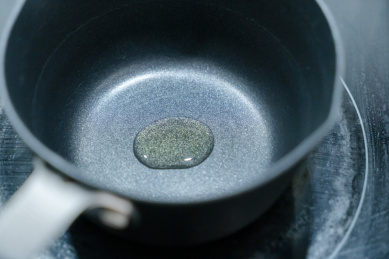 黑色不粘锅中的食用油