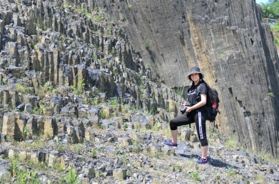 女孩徒步在昌乐县古火山地质公园