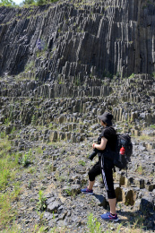 女孩徒步在昌乐县古火山地质公园