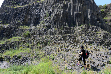 女孩徒步在昌乐县古火山地质公园