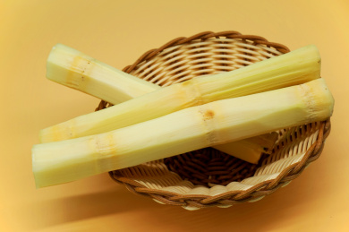 放在橙色背景中的一篮甘蔗