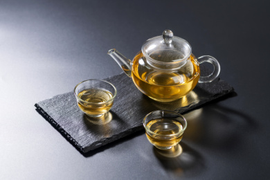 使用仿古玻璃茶壶玻璃茶杯沏茶泡茶黑色背景