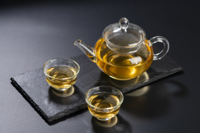 使用仿古玻璃茶壶玻璃茶杯沏茶泡茶黑色背景