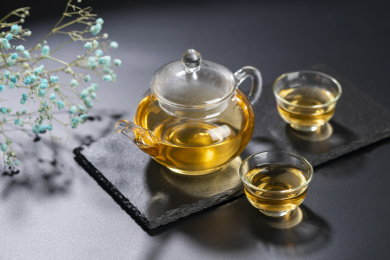 使用仿古玻璃茶壶玻璃茶杯沏茶泡茶黑色背景