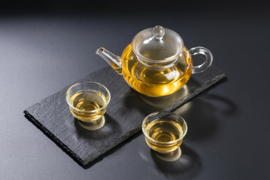 使用仿古玻璃茶壶玻璃茶杯沏茶泡茶黑色背景