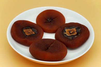 一盘中国传统小吃美味的杮子饼放在桌上