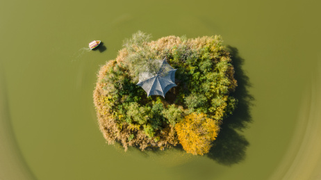 中国天津长虹生态园翠心湖的小岛和凉亭航拍图