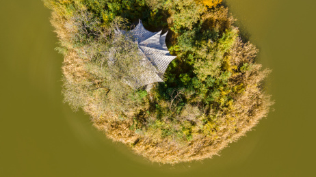 中国天津长虹生态园翠心湖的小岛和凉亭航拍图