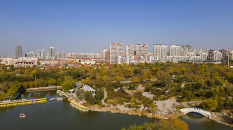 中国天津长虹生态园园林景观航拍俯视图