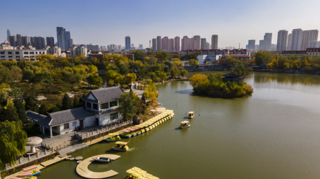 中国天津南开长虹生态园湖边凉亭长廊航拍鸟