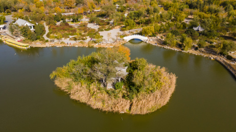 中国天津长虹生态园湖中小岛航拍图