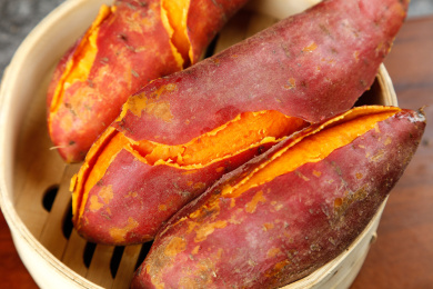 深木板上放着一笼蒸熟的六鳌红蜜薯