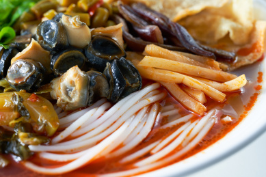 一碗美味热辣的螺肉三鲜螺蛳粉特写