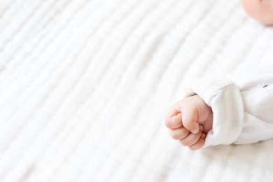 婴儿的小手握着拳头