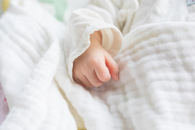 婴儿的小手握着拳头