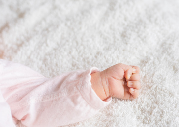 新生儿的小手握着拳头