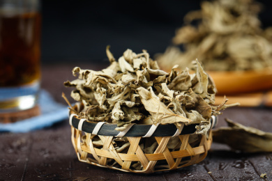 黑底上放着一蓝陈年艾叶