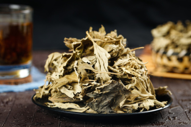 黑底上放着一盘陈年艾草