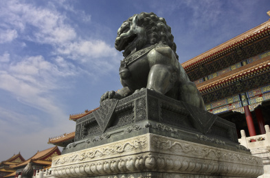 中国北京故宫里太和门前的铜狮