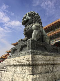 中国北京故宫里太和门前的铜狮