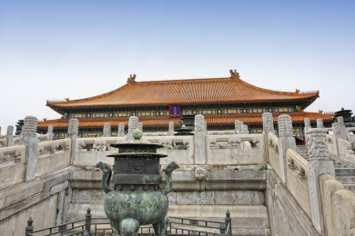 故宫里的香炉与汉白玉台基上的太和殿中国北京