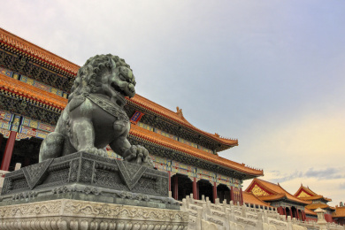 中国北京故宫里太和门前的铜狮