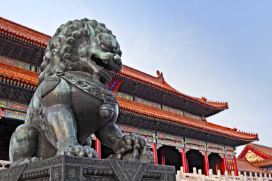 中国北京故宫里太和门前的铜狮
