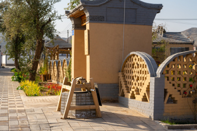 晴朗蓝天下乡村中的小农舍门前水井