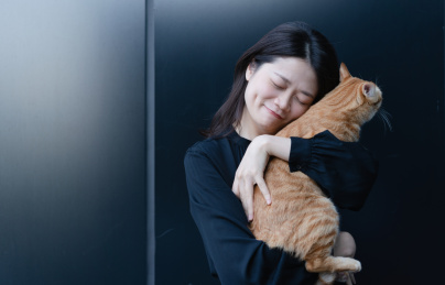 抱着橘猫的女人