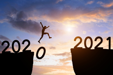 剪影小人跨越悬崖迎接2021年