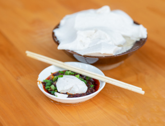 中国四川特色美食富顺豆花蘸水特写