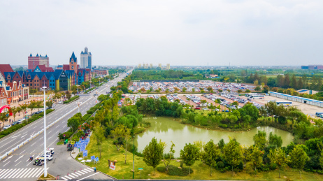 航拍中国江苏省盐城大丰荷兰花海景区停车场